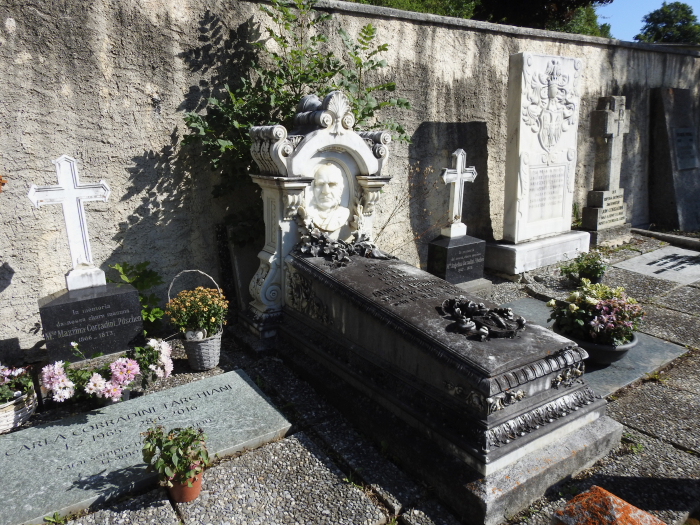 Dank den Grabstätten der Randulins atmet der Friedhof Sent einen Hauch vom legendären Père Lachaise.
