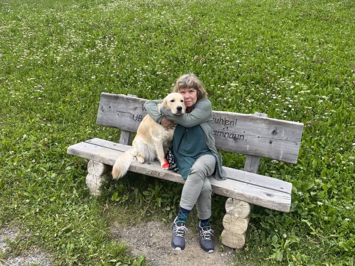 Ingrid Schreiber-Walser (1957) wohnt in Feuerthalen/ZH und ist geb&uuml;rtige Samnaunerin. In Laret/Samnaun steht ihr Elternhaus, in welchem sie immer gerne mit ihrer Familie Ferien verbringt. Sie ist pensionierte Primarlehrerin, singt in einem Chor, liest viel und besch&auml;ftigt sich oft mit ihrer Goldenretriever-H&uuml;ndin Kayra. Mit ihr hat sie im vergangenen Jahr eine Ausbildung zu einem &laquo;Herzenshund&raquo; absolviert und die beiden d&uuml;rfen nun als Ehrenamtliche Aktivierungsbesuche in Alternsheimen machen. Sie freut sich jeweils besonders, wenn sie mit Kayra die Bewohnenden im Seniorencenter Chalamandrin in Samnaun besuchen und mit ihnen sch&ouml;ne und bereichernde Stunden erleben kann.