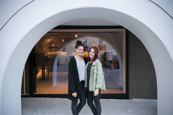 Selina führt das Lokal gemeinsam mit ihrer Schwester Ladina.