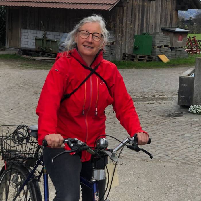 Rita Inderbitzin ist begeisterte und begabte Sängerin und Köchin und arbeitet in der Bergschule Avrona in der Betreuung und in der Hauswirtschaft. Im Winter geht sie gerne auf Skitouren und im Sommer wandert sie in den Bergen.