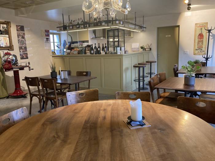 Lädt zum Verweilen ein, das Innere des neuen, alten Restaurants «Spluga» in Ardez.