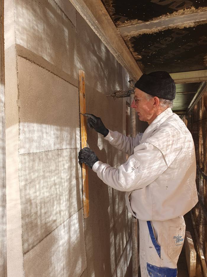 Mit Kratzwerkzeug und Präzision: Mario Rodigari als Sgraffito-Künstler am Werk.