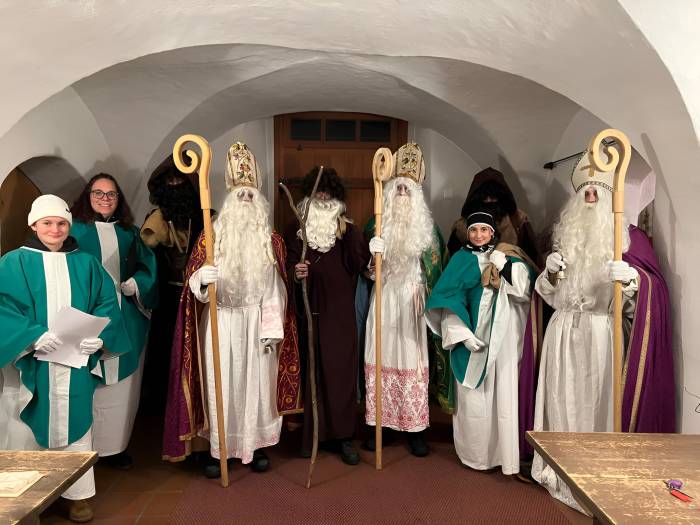«Es Liechtli brennt im Tannewald, was söll das wohl bedüte? Chunnt ächt der Samichlaus scho bald? Ich ghöre sis Glöggli lüte. Es isch dr Chalus mit schwärem Schritt, chömet alli cho luege gschwind. Er trät en Sack voll Nèssli mit... für alli alli Chind.»