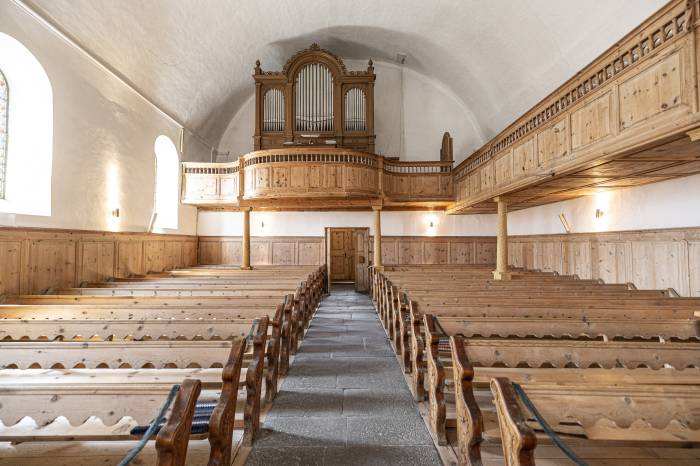 Meist thronen die Orgeln auf der Empore an der Rückwand der Kirche, so wie hier in der Kirche von Ftan.