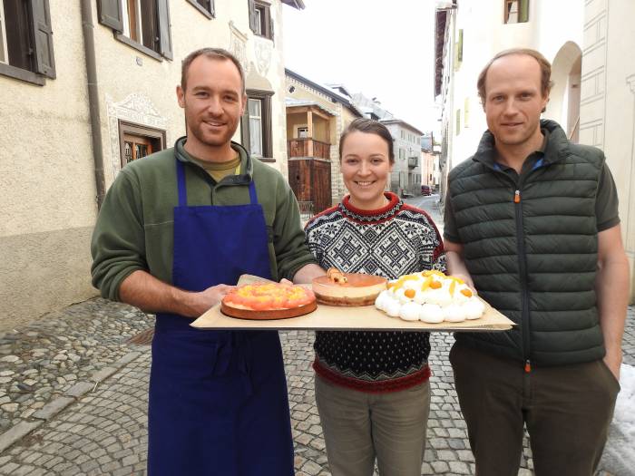 Rémy und Lucie Bailloux mit Georg Hammer und den von Lucie kreierten Weihnachtstorten.