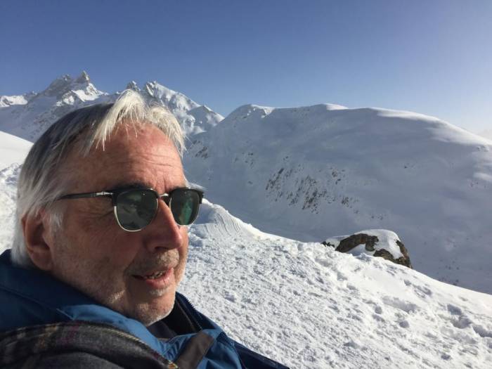 Jon Candrian Ist eigentlich pensionierter Lehrer. Aktuell aber wieder als Schulleiter ad interim in Zernez tätig. Er ist seit Kurzem auch der neue Präsident der fundaziun Stamparia Engiadina in Strada.