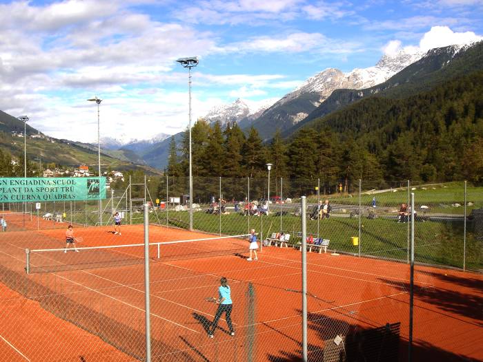 Die neuen Tennisplätze in Gurlaina kurz nach der Einweihung.
