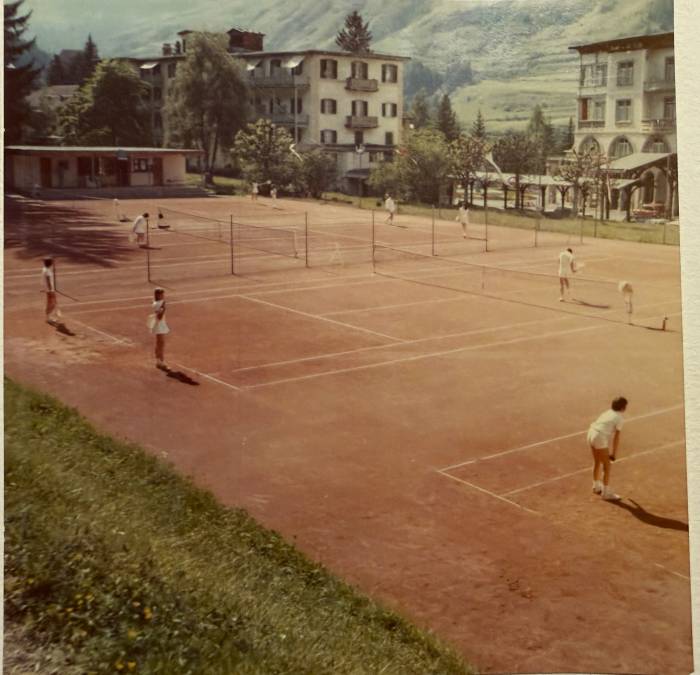 Als die Kleidung noch weiss war und der Sport noch vornem war. Tennis in Vulpera.