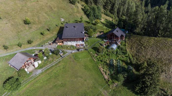 Der Biohof Tanter Dossa oberhalb Scuol.