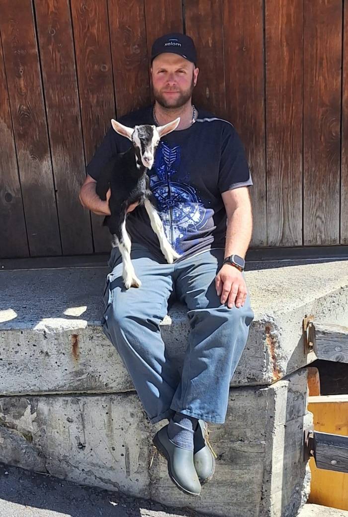 Der Landwirt Patrick Heis umsorgt seine Ziegen auf dem Familienhof in Samnaun-Laret mit Hingabe.