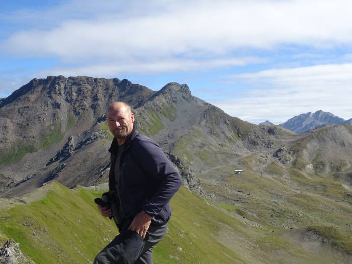Martin Valsecchi ist in Samnaun geboren und aufgewachsen. Im Sommer ist er als Wanderleiter und Trailbauer tätig, im Winter bei den Bergbahnen Samnaun im Schneesportcenter.