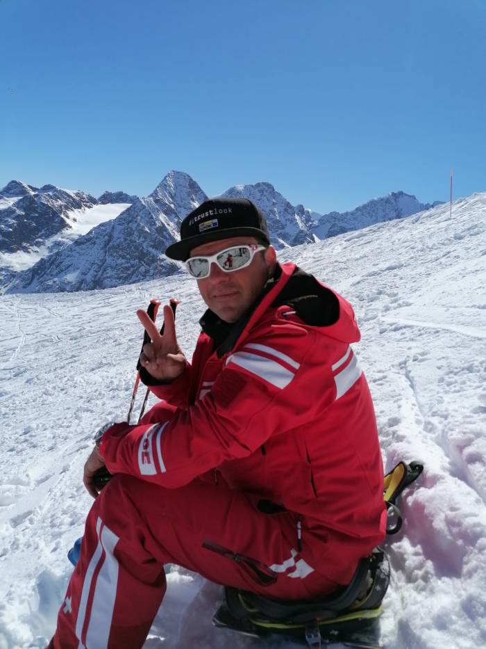 &laquo;Das Leben ist zu kurz f&uuml;r eine feste Bindung&raquo;, ist das Motto der Telem&auml;rkler. Markus &laquo;K&uuml;su&raquo; Gurtner Ist einer von ihnen, f&auml;hrt aber auch Alpin-Ski &ndash; und unterrichtet beide Disziplinen als Lehrer bei der Schweizer Skischule Scuol-Ftan.
