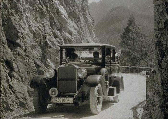 Das erste Postauto auf der Samnauner Strasse anno 1928.