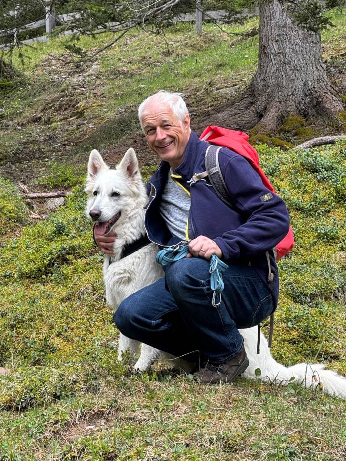 Laurent Ritter wohnt seit 2021 mit seiner Frau in Tschierv. In den ersten vier Jahren pendelte er für seine Arbeit als IT-Supporter einmal pro Woche nach Bern, den Rest der Woche konnte er im Homeoffice arbeiten. Seit Sommer 2025 ist Laurent nun Hausmann und kümmert sich um den Garten. Er geniesst die Spaziergänge mit dem Hund und während den Sommermonaten betreut er zudem die Muglin Mall in Sta. Maria, wo er die Kunst des Backens am Holzofen ausübt und den Gästen die Mühle zeigen kann.