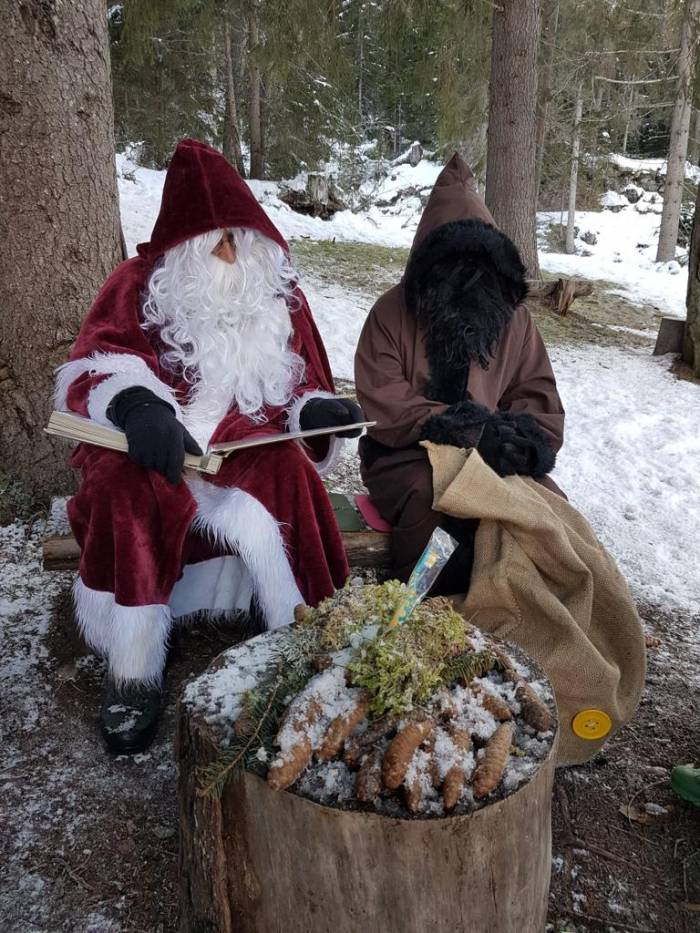 Selbstverständlich ist der Nikolaus immer mit dem Schmutzli unterwegs.

