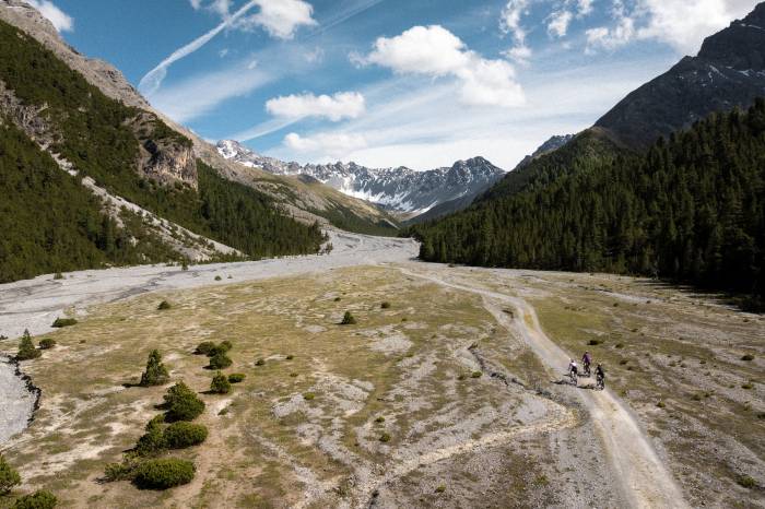 Mit dem Gravel-Bike im Val Plavna.