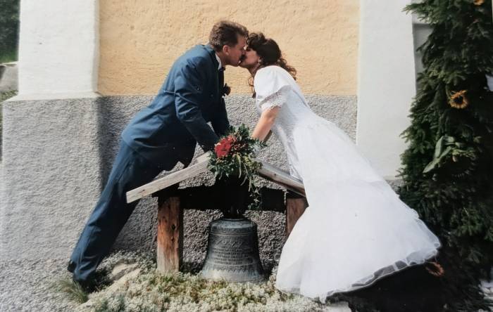 Reto Böhlen kommt ursprünglich aus dem Kanton Bern und hat Konditor-Confiseur-Bäcker gelernt. Seit April 1994 lebt er in Martina und arbeitet dort als Fachspezialist Zoll- und Grenzsicherheit. Er ist sowohl privat als auch beruflich im Unterengadin hängen geblieben.