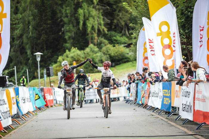 Geschafft! Bei der Zieleinfahrt in Scuol.