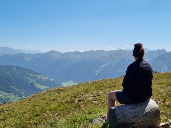 Auf dem Lai da Chazforà angekommen geniesst man eine wunderschöne Aussicht auf die umliegenden Berge. 