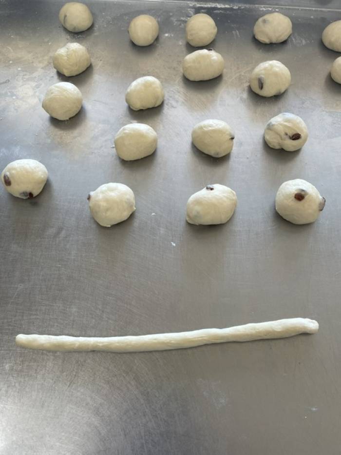 Schritt 1: Portionen vorbereiten und zu Strängen rollen.