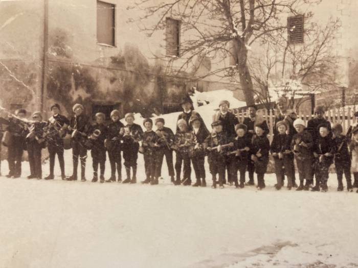 Das erste Chalandamarzfoto aus Lavin datiert aus dem Jahre 1910.