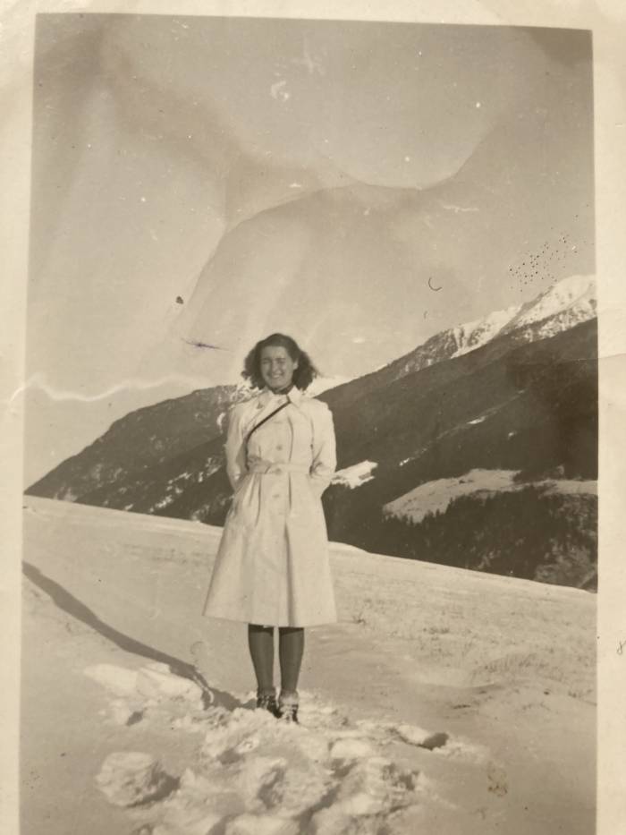 Alice Lemm als aparte junge Frau.
