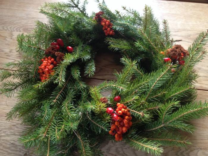 Wild, aber selber gemacht – der Adventskranz für besondere Zeiten.
