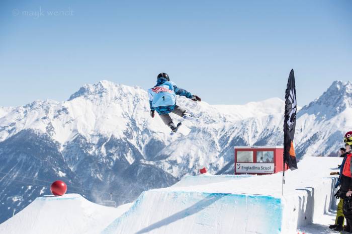 Hohe Sprünge im Snowpark. 