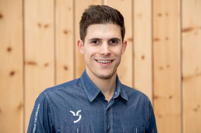 Roger Kreienb&uuml;hl ist Ende Januar 2022 mit seiner Freundin Lisa von Z&uuml;rich nach Scuol gezogen. Seit dem 1. Februar 2022 arbeitet er bei der Tourismus Engadin Scuol Samnaun Val M&uuml;stair AG als Mitarbeiter Medien, Unternehmenskommunikation und Marke. In seiner Freizeit ist er gerne aktiv unterwegs und &uuml;bt verschiedene Sportarten aus.