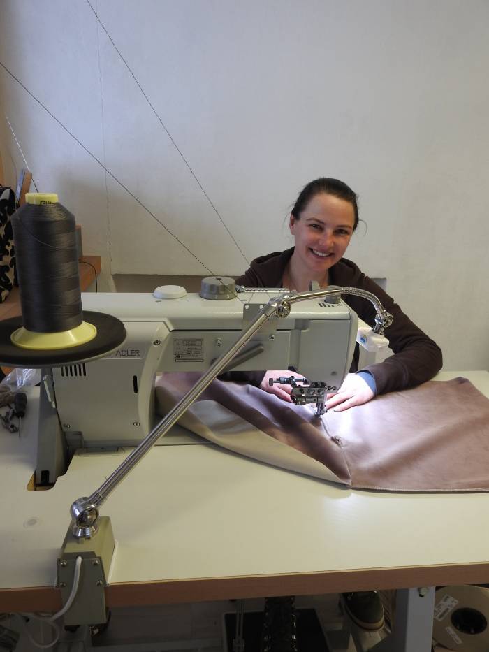 Die Industrienähmaschine ist ein wichtiges Arbeitsinstrument von Livia Horath.