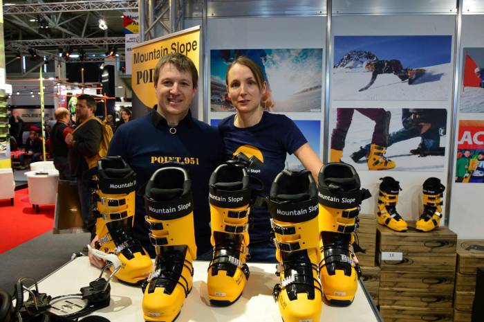 Hansruedi und Jennifer Ammann mit ihren Snowboardschuhen.