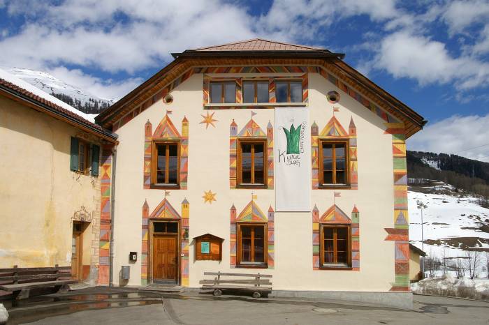 War früher ein Schulhaus und bietet heute so manchen Aktivitäten Raum. 