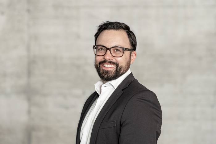 Mit 16 habe ich meine schöne Heimat Val Müstair für die Berufslehre verlassen. Leider bin ich seither nie mehr für längere Zeit zurückgekehrt. Mittlerweile bin ich verheiratet, habe zwei Kinder und lebe im Zürcher Oberland. Durch Familie und Freunde bin ich nach wie vor sehr mit der Region verbunden. Zudem bin ich Eigentümer des Hotels mit den einzigartigsten Fassadenmalereien, dem Hotel Central in Valchava.