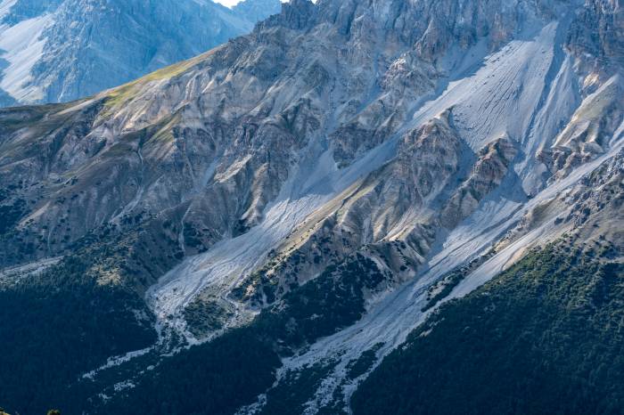 Ausgedehnte Schutthalden und Murgangrinnen prägen das Landschaftsbild in der Val Mingèr.