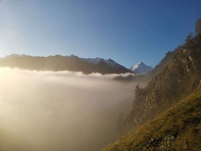 Aufstieg zum Piz Ot, im Hintergrund der Muttler noch im Winterkleid.