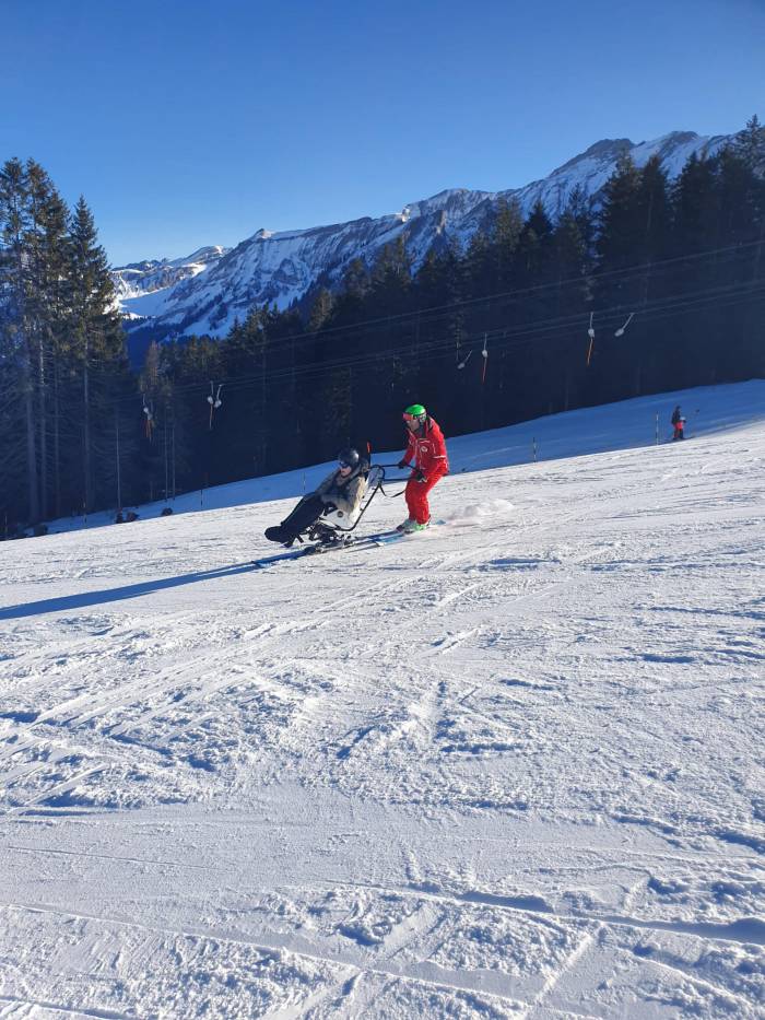 Der Skilehrer fährt hinter dem Dualski und führt diesen.