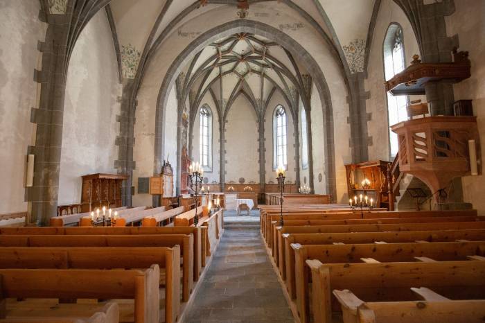 Die Florinuskirche Innen mit der Inschrift über der Empore .