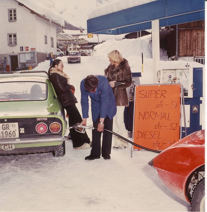 Die Alpina-Tankstelle stammt aus einer Zeit, als die Autos noch schön, dafür nicht so gross waren.

