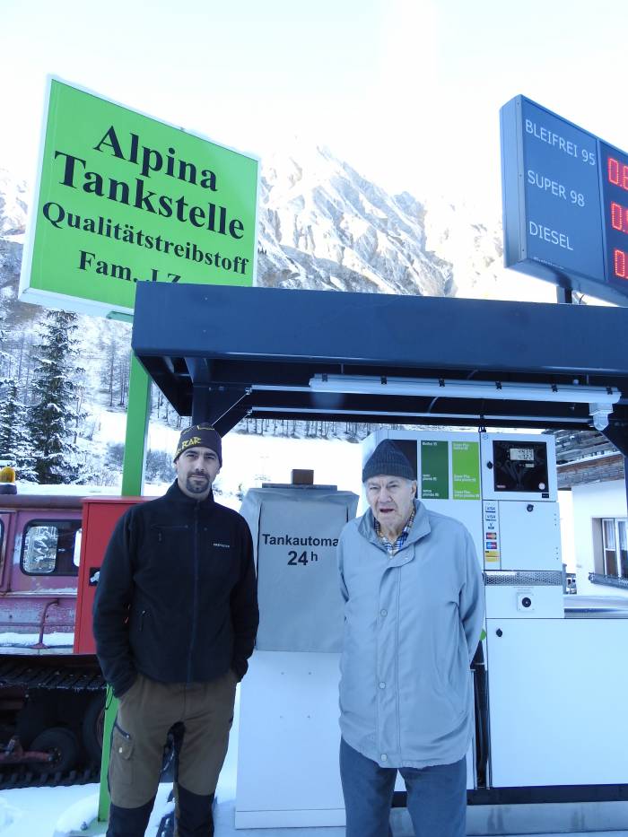 Johnny und Hans Zegg vor «ihrer» Tankstelle.