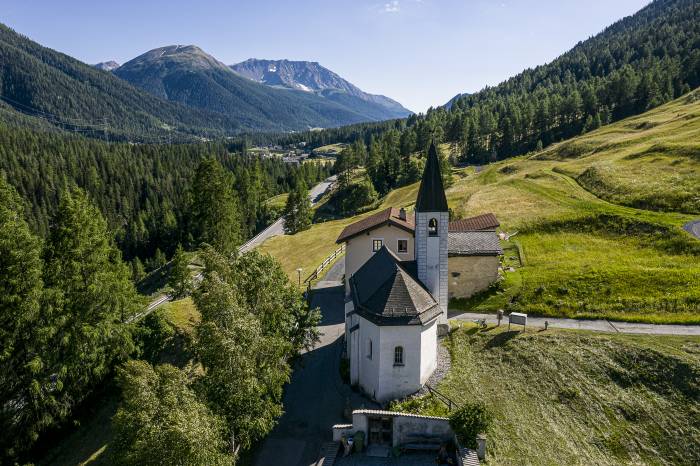 Die 600 Jahre alte, denkmalgeschützte, Kirche San Tumesch in Brail.
