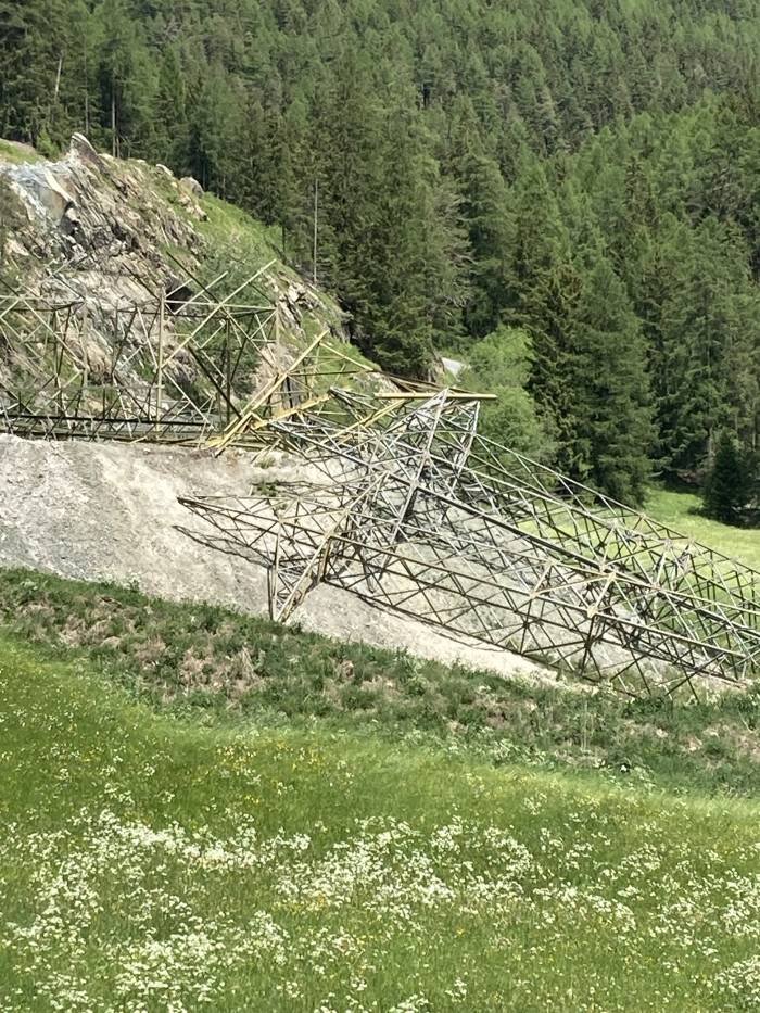 Die abgebauten Masten landen, gilt hier wortwörtlich, auf dem Mastenfriedhof.