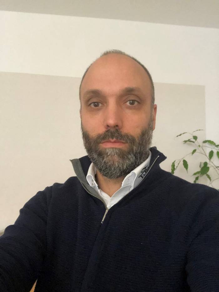 Fabian Schorta aus Zernez ist der dortige Tourismuskoordinator. In dieser Funktion ist er unter anderem verantwortlich für die Events im Dorf und auch OK-Präsident des Engadin Radmarathon. In der Freizeit trifft man ihn zurzeit meist unter seinem Oldtimer oder dann rennend im Wald.