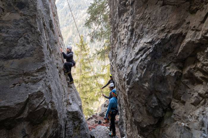 Manche Routen in Ardez  lassen sich auch im Hochsommer gut klettern, weil die dort stehenden Bäume angenehm Schatten spenden.