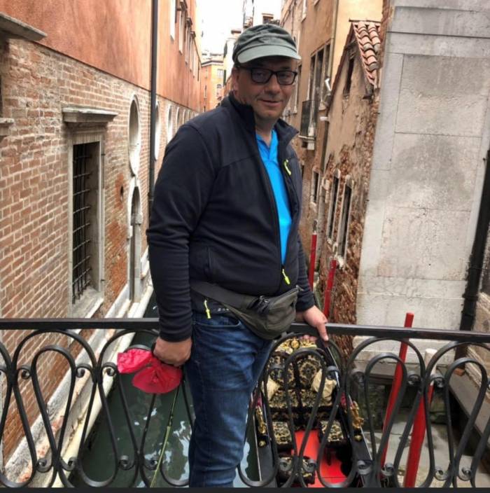 Rinaldo Lechthaler, Postautohalter und gleichzeitig Postchauffeur, ist 57 Jahre jung und wohnhaft in Lü. Er ist verheiratet und hat drei erwachsene Kinder, 3 Stiefkinder und einen Hund. Sein Hobby ist die Jagd und seit neustem das Reisen mit dem Wohnmobil.
