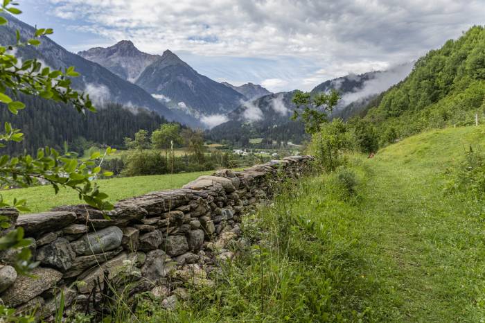 Die Trockensteinmauern prägen die Landschaft der hiesigen Region. Diese Mauer wurde oberhalb von Strada von Freiwilligen der Stiftung Umwelteinsatz (SUS) erstellt.