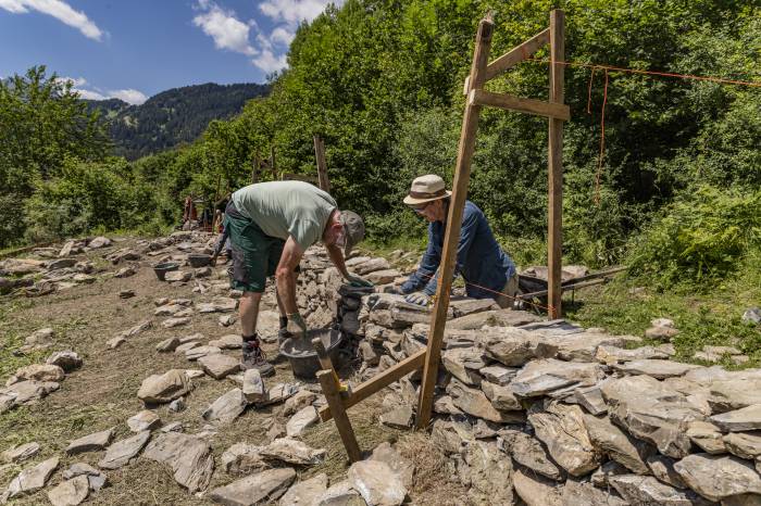 Freiwillige der Stiftung Umwelteinsatz (SUS) bei der gleichermassen eindrücklichen wie aufwendigen Arbeit. 
