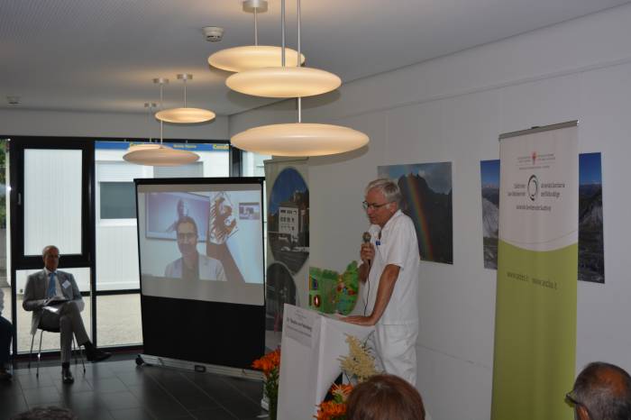 Haben viel Geduld und Durchhaltewillen bewiesen. Links: Dr. Florian Zerzer, Generaldirektor der Südtiroler Sanitätsbetriebe, Mitte (Leinwand): Dr. Arno Kompatscher, rechts: Dr. Theodor von Fellenberg, Chefarzt CSVM.