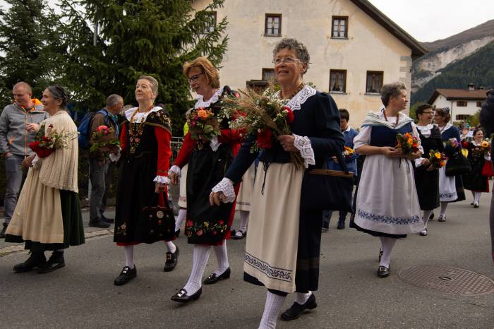 Der Trachtenverein Val Müstair präsentiert beim Umzug jeweils die verschiedenen Trachten der Region.