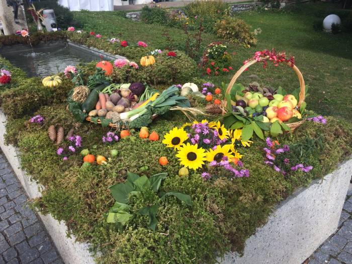 Liebevoll geschmückter Dorfbrunnen in Valchava.