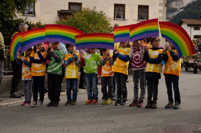 Die Kinder der Scoula Val Müstair präsentieren sich jeweils passend zum Thema.